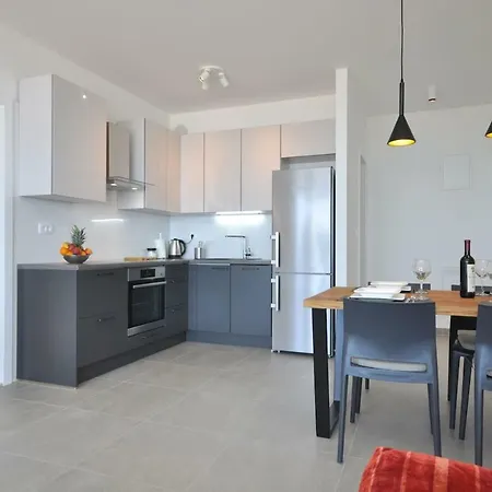 Carmen, Znjan, شقة