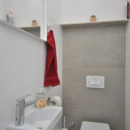 Apartman Carmen, Znjan, *